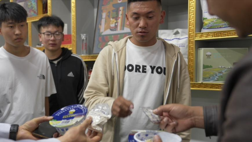 萌娃饼干被抢走 忍了三次终于爆发,管家婆精准资料期期准2025,前瞻性战略落实探讨_测试版V4.95