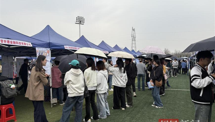 甲亢哥被路人投喂荣昌卤鹅,香港马会挂牌正版2018,国产化作答解释落实_专家版V11.71